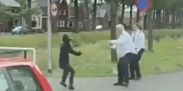 VIDEO: Vluchteling in Ter Apel valt twee boa’s aan met een hard voorwerp