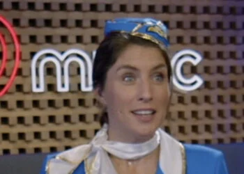 FOTO: Marieke Elsinga duikt op in stewardessenoutfit bij Qmusic