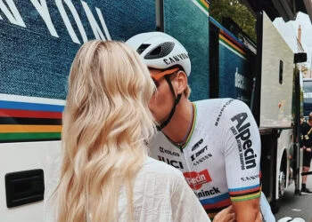 FOTO: De prachtige vriendin van Mathieu van de Poel deelt een bikinifoto