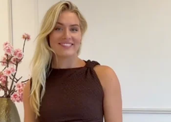 VIDEO: Verkoopster Melanie weet precies hoe ze haar kleding verkoopt!