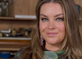 FOTO: Miljuschka Witzenhausen laat volgers zweten met gewaagde paarse jurk op Instagram