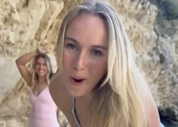 VIDEO: Myron Koops gooit haar heupen los in een strak KP active outfitje