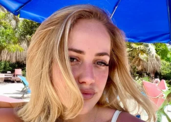 VIDEO: Pleun Bierbooms deelt foto in bikini in de raamreflectie