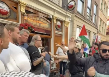 VIDEO: Protest in Amsterdam loopt volledig uit de hand na felle ruzie over Israël en Palestina