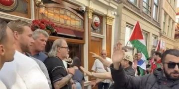VIDEO: Protest in Amsterdam loopt volledig uit de hand na felle ruzie over Israël en Palestina