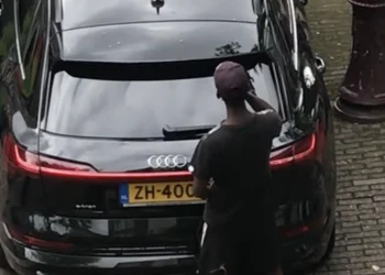VIDEO: Jongeman haalt bizarre fratsen uit bij geparkeerde Audi: eigenaar woest