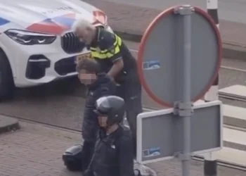 VIDEO: Agent op leeftijd zet brutale gastjes keihard op hun plek