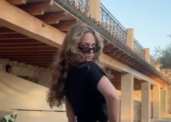 VIDEO: Rhode Kok breekt TikTok met dansje in een minuscuul jurkje