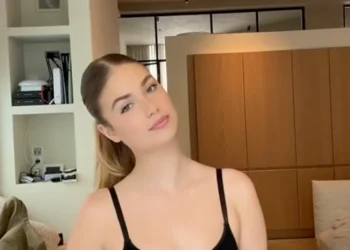 VIDEO: Roxy Dekker breekt TikTok in strak hemdje