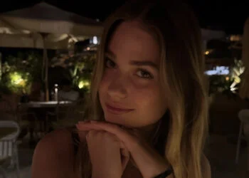 FOTO: Roxy Dekker geniet van zonvakantie in een trendy stipjes bikini