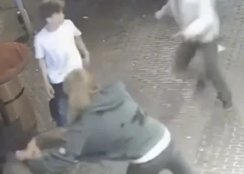 VIDEO: Man wordt van achteren aangevallen, gelukkig grijpt vriend in
