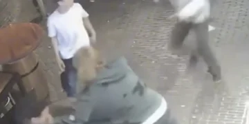 VIDEO: Man wordt van achteren aangevallen, gelukkig grijpt vriend in