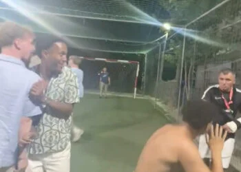 VIDEO: Nederlander schiet penalty raak in schiettent in Cherso: eigenaar woest
