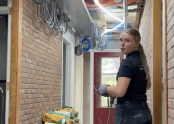 VIDEO: Naomi van Eeren ruilt zomerse jurkjes in voor werkkleding om jouw vloer te leggen