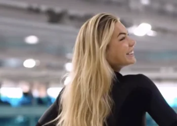 VIDEO: Jutta Leerdam schittert op het ijs in nieuw schaatspak en haar ‘gluteus’ spieren stelen de show