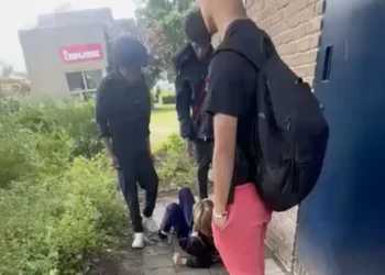 VIDEO: 2 tegen 1: Beelden van laffe aanval op jonge scholier schokken Nederland