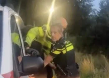VIDEO: Veel commotie door keiharde ingreep van agent die scootergappie zat is in Roosendaal