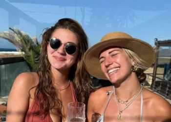FOTO: Zusjes Senna en Mayte Bellod delen vakantiekiekje in bikini op een strandbedje