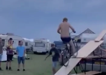 VIDEO: Man probeert stunt met fiets op de Zwarte Cross: gaat morgen niet naar werk