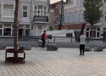 VIDEO: Toerist denkt auto en hoge caravan wel in parkeergarage te krijgen: gaat mis