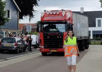 VIDEO: Karen wil truckspotter direct van de weg af hebben en grijpt in