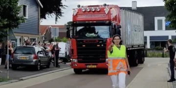 VIDEO: Karen wil truckspotter direct van de weg af hebben en grijpt in