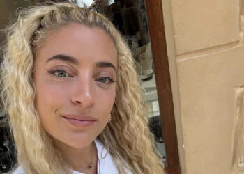 VIDEO: Amy Vol (OG3NE) doet handstand in de tuin in bikini (en wij hebben de beelden)