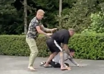 VIDEO: Nederlandse mannen rekenen eigenhandig af met asielzoeker die probeert te stelen