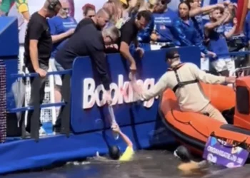 VIDEO: Activisten vallen Booking-boot aan bij Pride in Amsterdam