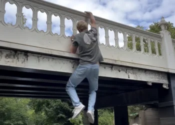 VIDEO: Bas wil brugje klim laten zien op familiedag, maar gaat fout