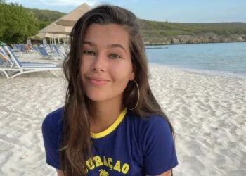 FOTO: Presentatrice Diva Brons deelt bikini-foto vanaf zonovergoten strand en breekt Instagram