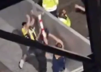 Drie fans van Fenerbahçe gooien stalen paal op hoofd Feyenoord-fan