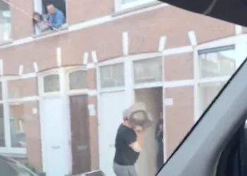 VIDEO: Burenruzie loopt volledig uit de hand: buurman gooit alle ramen in