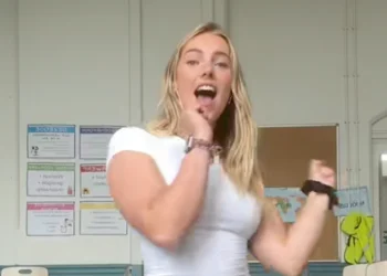 VIDEO: Juf Floor deelt leuke TikTok in linnenbroek