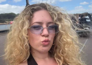 FOTO: Lisa Vol van OG3NE deelt vakantiefoto in openstaand badpak