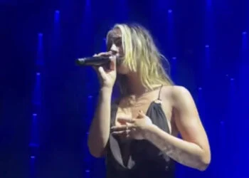 VIDEO: Optreden Maan bij Lowlands gaat plots viral op het internet (filmert filmt lekker door)