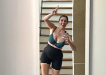 FOTO: Marieke Elsinga gaat suppen en deelt spiegelselfie in groene bikini