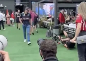 VIDEO: Cameraman wil Max Verstappen filmen maar gaat flink onderuit: Zo reageert Max