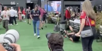 VIDEO: Cameraman wil Max Verstappen filmen maar gaat flink onderuit: Zo reageert Max
