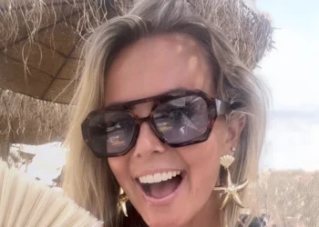 VIDEO: Monique Smit geniet van een stranddag en deelt video in bikini (met kant)