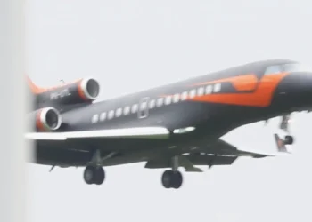 Toffe beelden: Verstappen en Norris arriveren samen op Schiphol voor Dutch GP