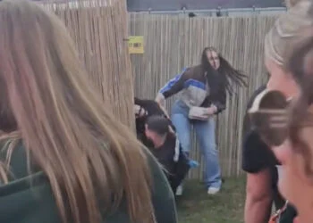 VIDEO: Bewakers Mysteryland grijpen genadeloos in, chaos onder bezoekers