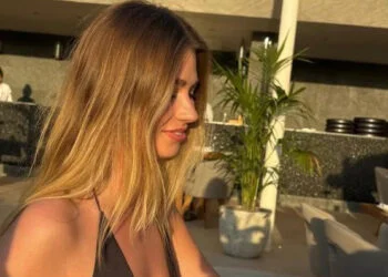 OEPS: Roxy Dekker laat zich in haar topje kijken in zomerse foto op vakantie