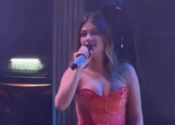 VIDEO: Roxy Dekker danst in minuscuul topje, filmert filmt lekker door