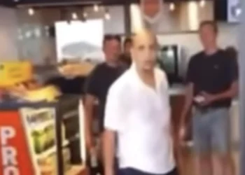 VIDEO: Twee mannen lossen ruzie op in tankstation terwijl kinderen erbij zijn