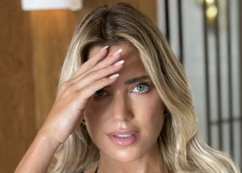 FOTO’S: Sylvie Meis straalt in rode bikini vanaf het strand op Ibiza