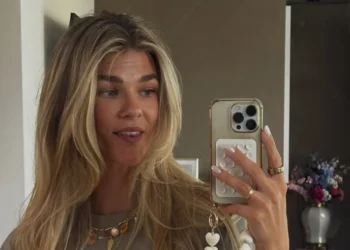 FOTO: Tess Wester laat weinig aan de verbeelding over met gewaagde bikinifoto