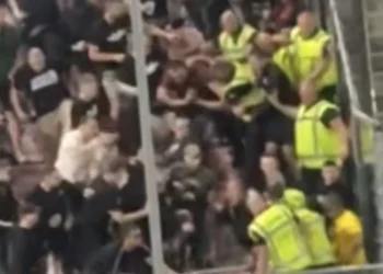 VIDEO: Beveiligers FC Utrecht in het nauw gedreven door Bosnische supporters: ‘beveiliger van trap geduwd’