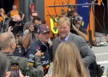 MOOIE BEELDEN: Koning WIllem-Alexander spreekt Max moed in voor de GP