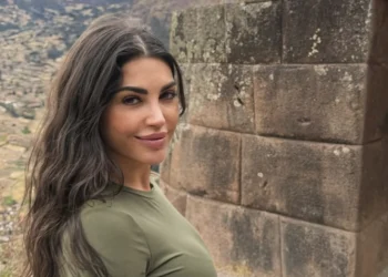 FOTO: Yolanthe Cabau schittert in legerlook en deelt verleidelijke foto